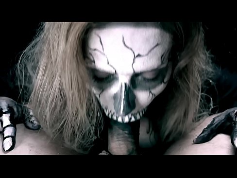 ❤️ Demon djevojka siše kurac svojim crnim ustima i guta spermu. ️❌ Seks kod nas ☑